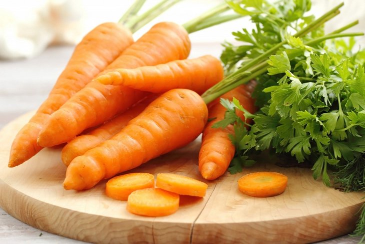 Морковь и зелень на доске